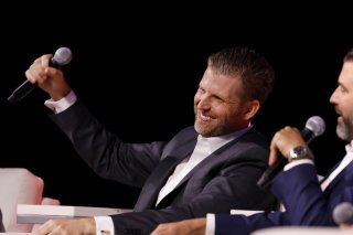 Eric Trump, à gauche sur le cliché, et son frère aîné Donald Trump Jr figurent parmi les défenseurs les plus acharnés de leur père, sur les réseaux sociaux et dans les médias (archives). KEYSTONE/EPA/CAROLINE BREHMAN